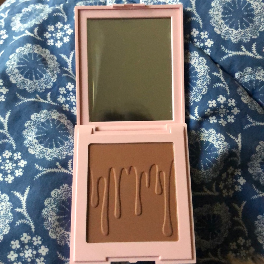 Kylie Jenner pressed bronzing powder